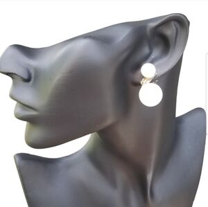 MARVELLA 60S WHITE BEAD & GOLDTONED DROP CLIP ON EARRINGS